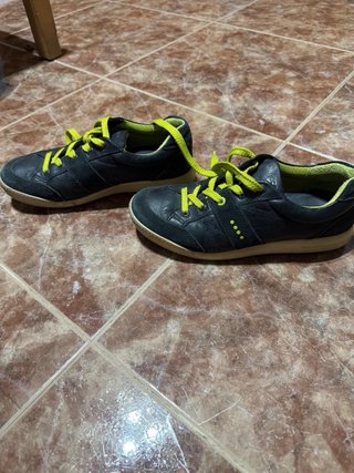 Zapatillas ECCO Negras con Cordones Verdes