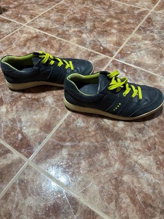 Zapatillas ECCO Negras con Cordones Verdes