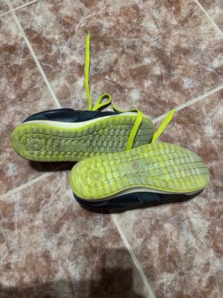 Zapatillas ECCO Negras con Cordones Verdes