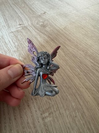 Figura Hada con Corazón Rojo