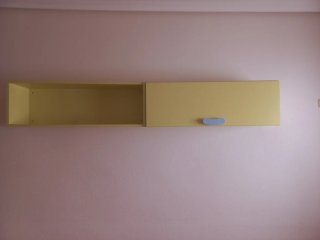 Armario y balda de pared amarillos
