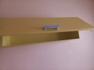 Armario y balda de pared amarillos