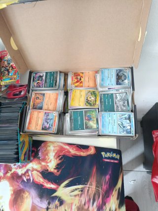 Lotto 100 carte Pokémon Premium Rare Garantite