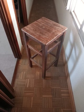 Taburete alto de madera