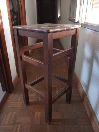 Taburete alto de madera