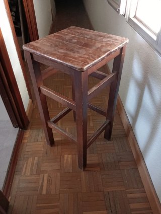 Taburete alto de madera