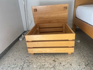Mesa auxiliar de madera