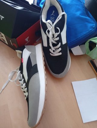 Deportivas chico negras y blancas