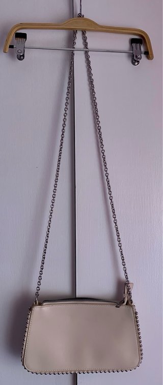 Bolso de hombro beige con tachuelas