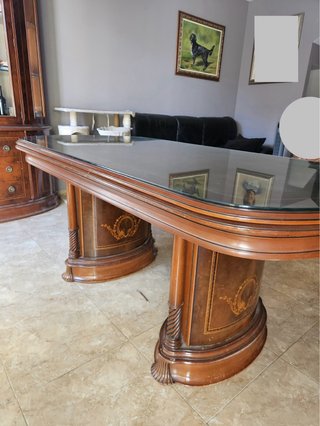 Mesa clásica robusta de madera con cristal