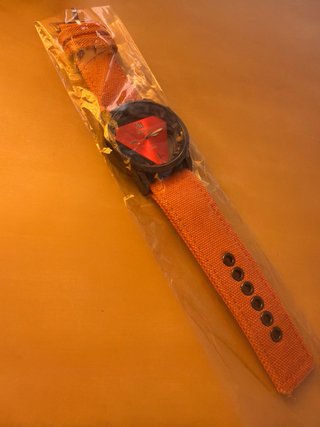 Reloj naranja con esfera triangular