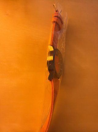 Reloj naranja con esfera triangular