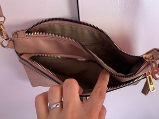 Bolso de hombro marrón con estampado