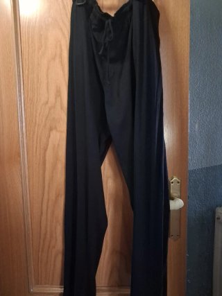 Pantalón pijama hombre negro y jersey gris