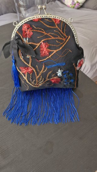 Capa con flecos y bordado floral