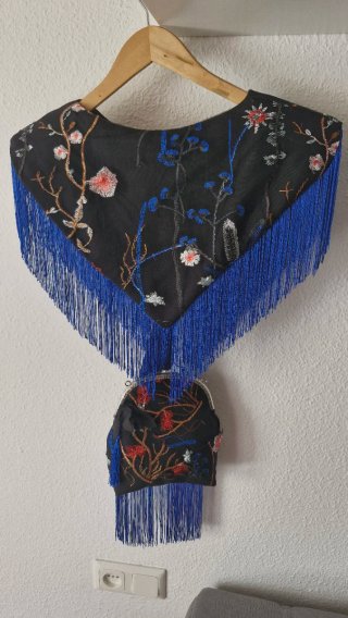 Capa con flecos y bordado floral
