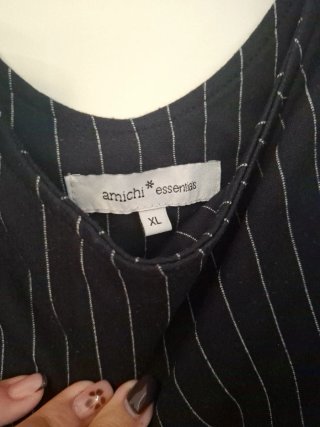 Vestido negro con rayas blancas