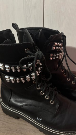 Botas negras con tachuelas talla 39