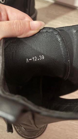 Botas negras con tachuelas talla 39