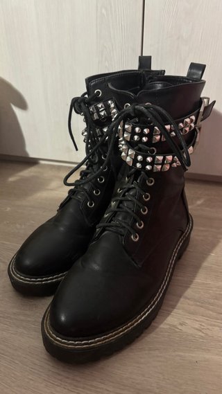 Botas negras con tachuelas talla 39