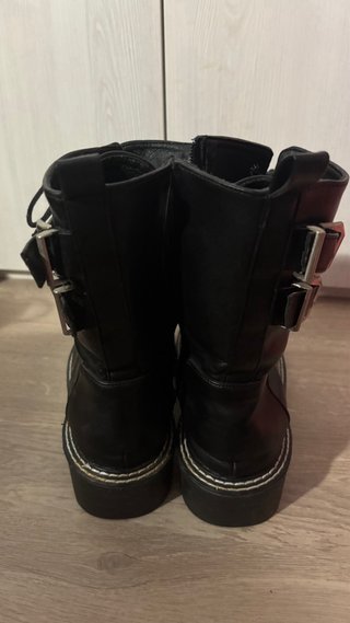 Botas negras con tachuelas talla 39