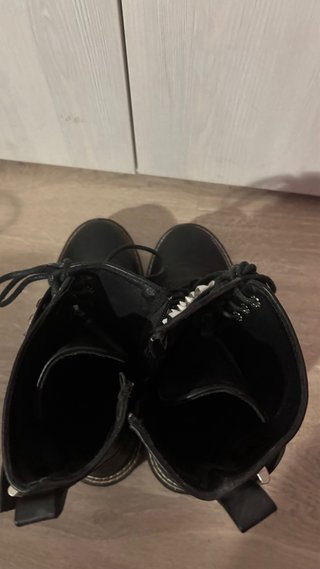 Botas negras con tachuelas talla 39