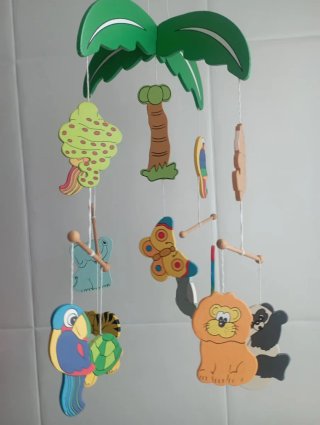 Móvil infantil de madera