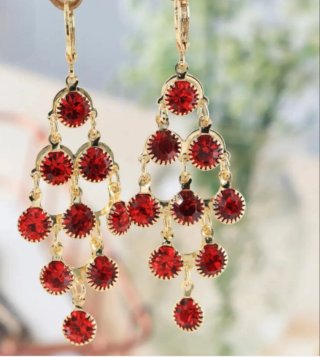 Pendientes dorados con piedras rojas