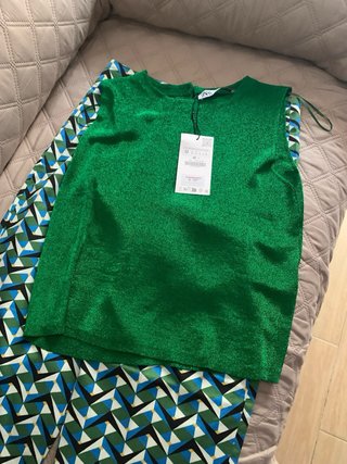 Pantalón estampado y top verde sin mangas