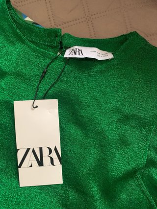 Pantalón estampado y top verde sin mangas