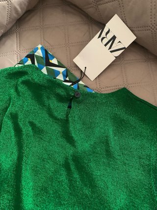 Pantalón estampado y top verde sin mangas