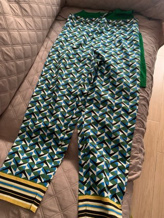 Pantalón estampado y top verde sin mangas