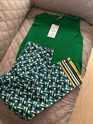Pantalón estampado y top verde sin mangas
