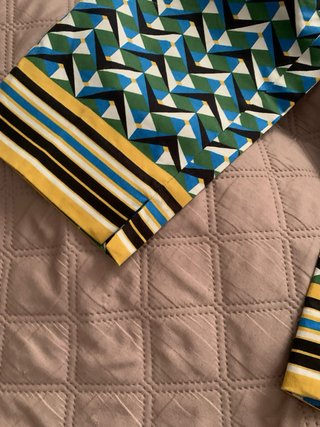 Pantalón estampado y top verde sin mangas