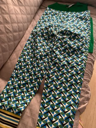 Pantalón estampado y top verde sin mangas
