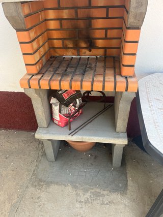 Barbacoa de obra ladrillo y cemento