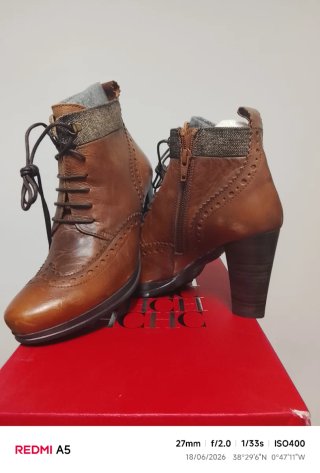 Botines de cuero marrón con cremallera y cordones