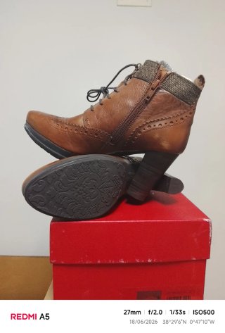 Botines de cuero marrón con cremallera y cordones
