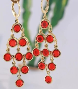 Pendientes dorados con piedras rojas