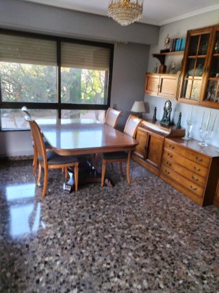 Mesa de comedor de madera y cristal