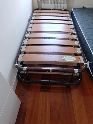 Cama y Cama supletoria con 2 colchones como nuevos