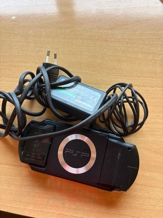 PSP Sony Negra con 7 juegos y cargador