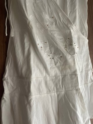 Camiseta cruzada blanca con detalles