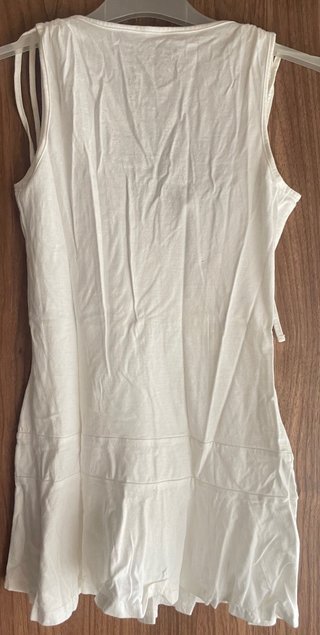 Camiseta cruzada blanca con detalles