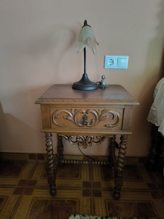 Mesita de noche antigua de madera