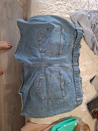 Shorts vaqueros con cinturón dorado
