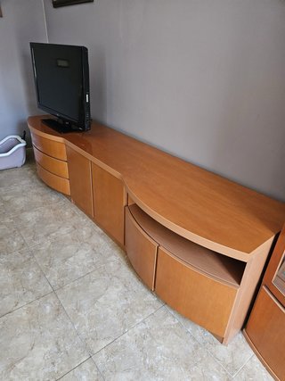 Mueble de comedor de madera curvo