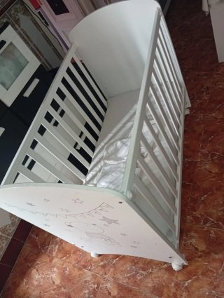 Cuna infantil blanca con dibujo