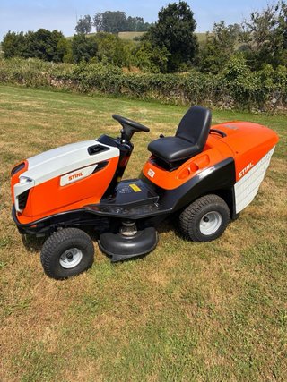 Tractor cortacésped Stihl naranja