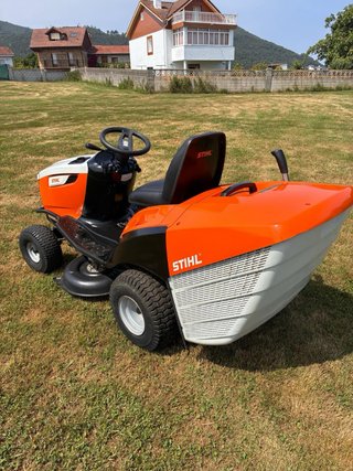 Tractor cortacésped Stihl naranja